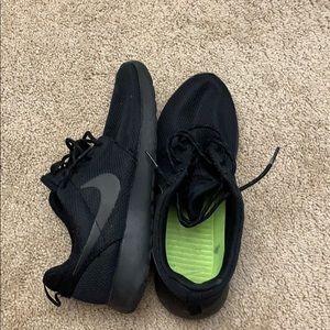 Nike black Womens roshes